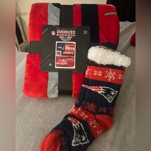 NFL Patriots oversized throw and warm fuzzy socks